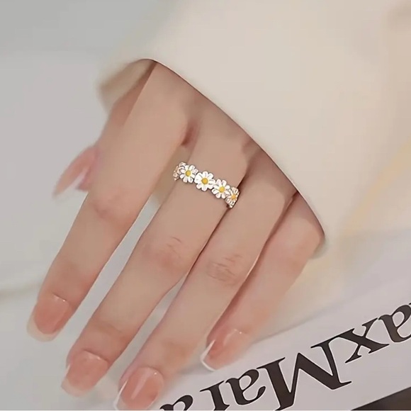 Dainty Enamel Daisy Flower Stackable Delicate Adjustable Silver Tone Ring NEW - Picture 5 of 14